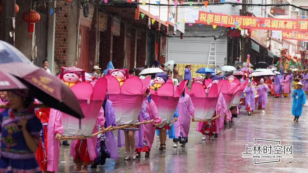 大雨也挡不住！2026上林三里“渡河公”民俗活动现场