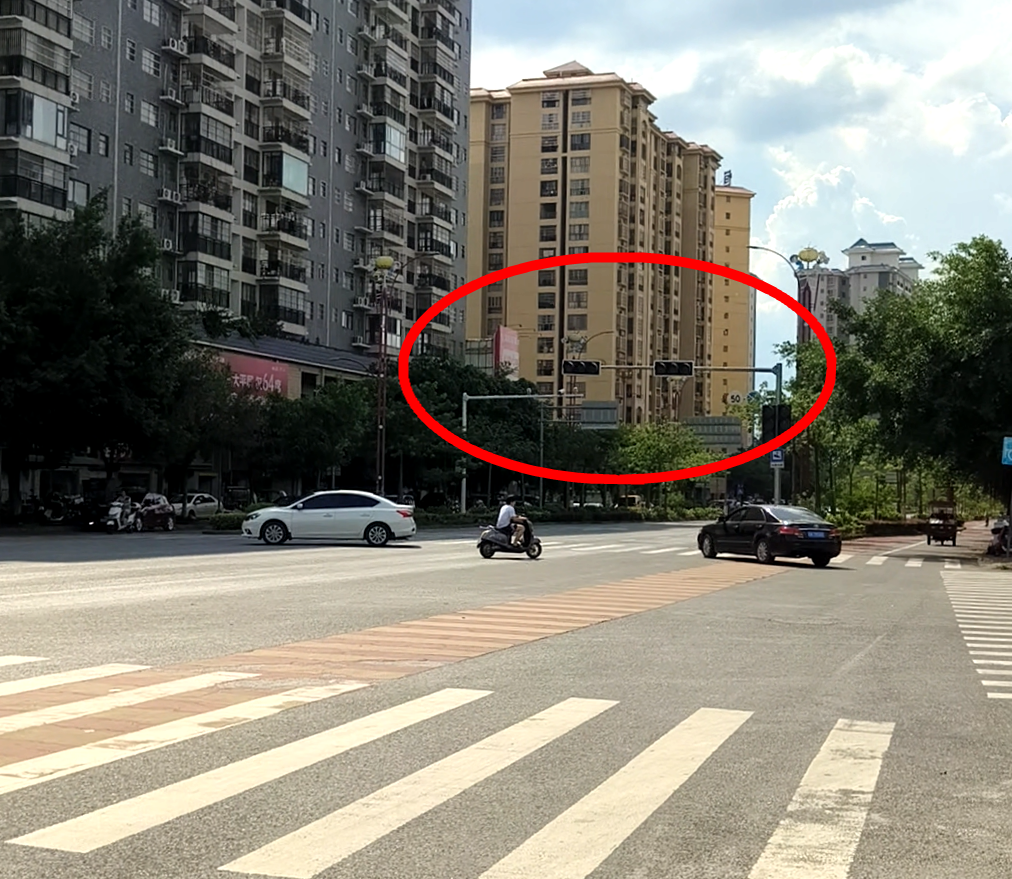 上林这十字路口的红绿灯“罢工”几天了！