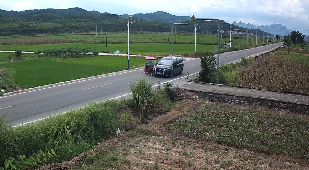 谨慎慢行！上林澄泰路段，监控拍下惊险一幕！